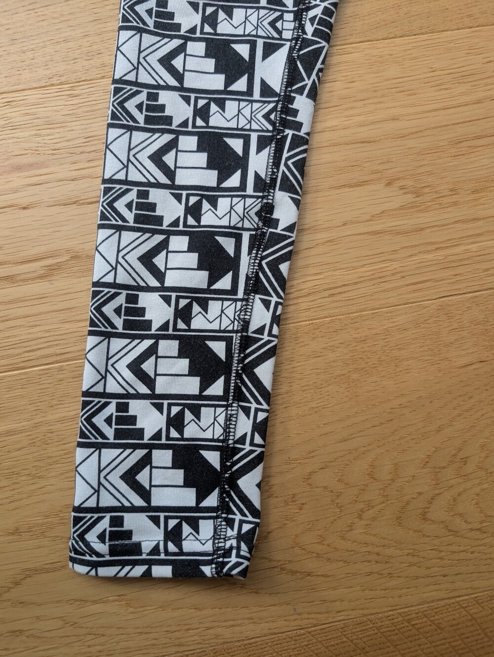 RARE Nike Patterned Leggings - Picture 4 of 8
